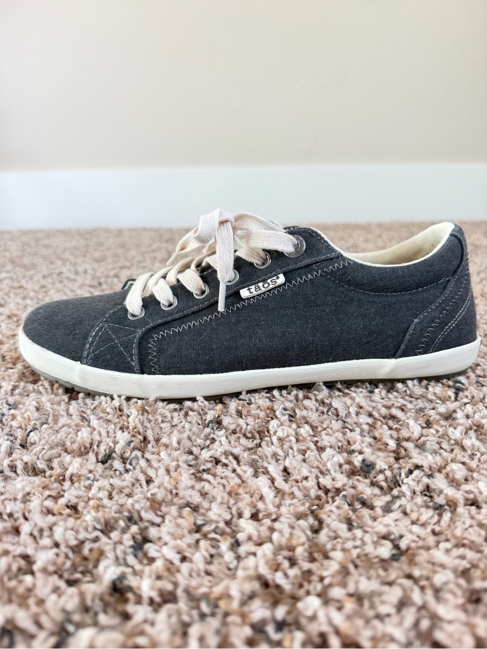Taos Women’s Star Sneakers, size 9.5 Wide like NEW